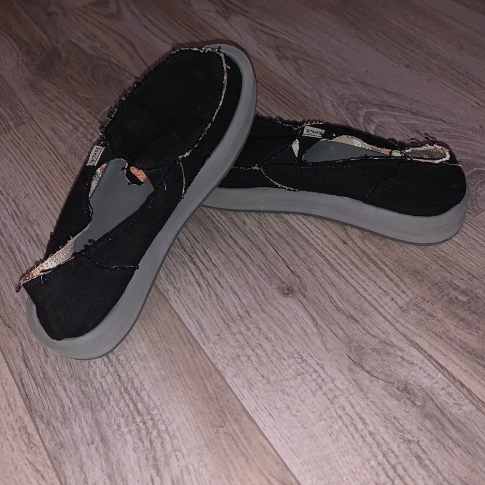 like new women’s sanuk shoes